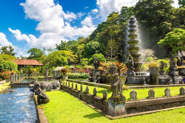 水上宮殿
魚群環繞美照連發