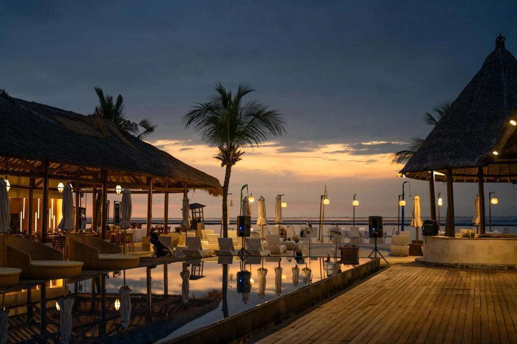 靈魂的留白：暮色下的 Happy Hour 與微醺時刻