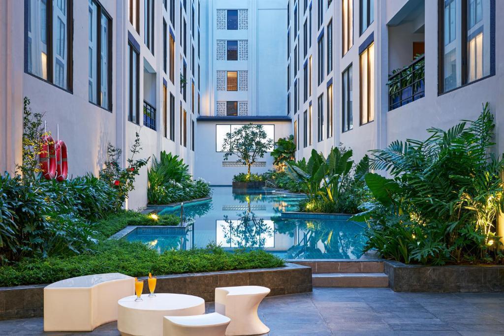 慢活綠意│鬧中取靜的空中泳池