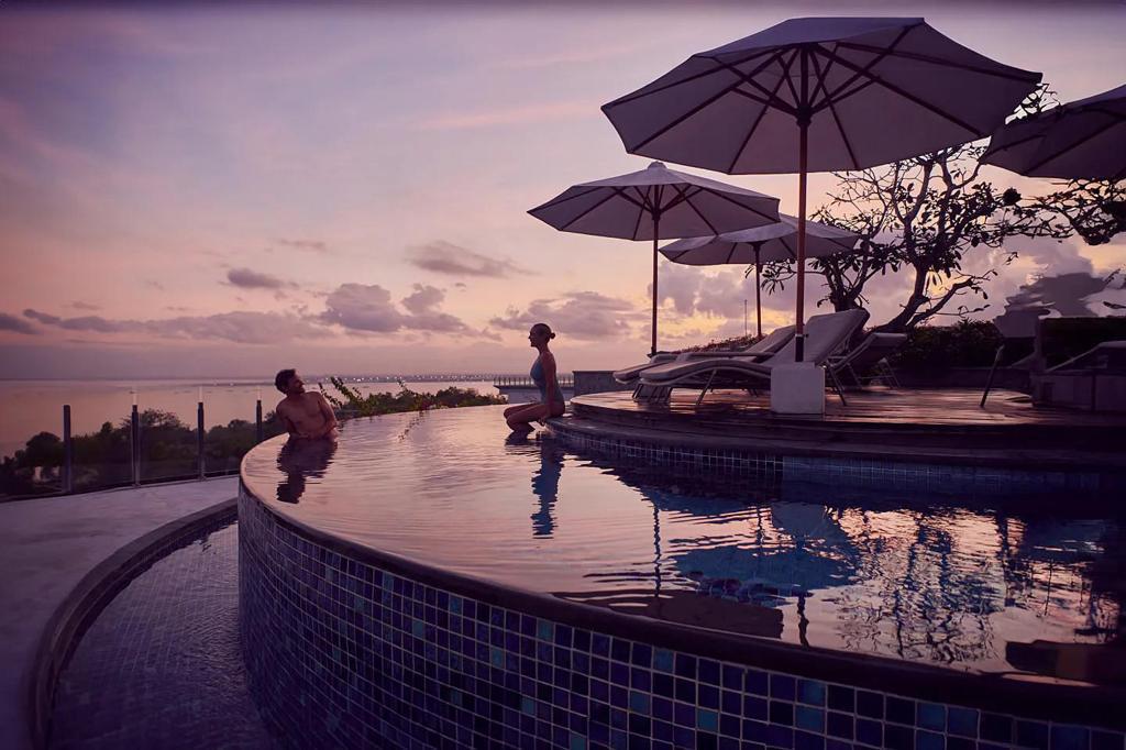 池畔日落浪漫時分