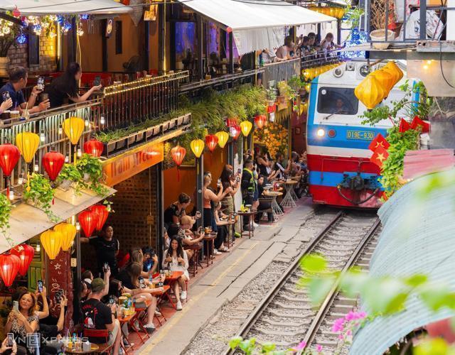 北越沁時光│紅鳳凰花號列車．國賓號下龍灣巡航．無購物5日(6人成行) - 驚訝洞秘境、絲綢手作體驗、植栽系午茶、贈奧黛曼遊
